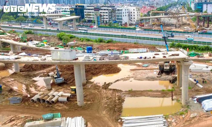 Ghi nhận giữa tháng 8/2026, công trường được triển khai trên nhiều vị trí. Hầm chui, cầu nhánh, đường dẫn và hệ thống thoát nước được thi công song song. 