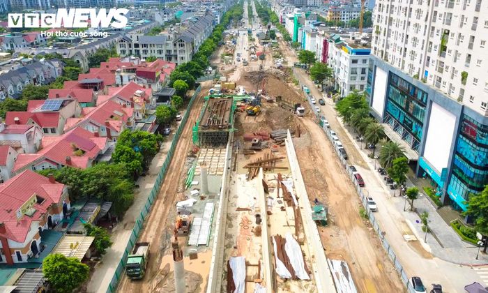 Hạng mục đáng chú ý nhất là hầm chui trực thông theo hướng đường Hoàng Tùng đi Quốc lộ 32. Hầm được xây dựng theo tim tuyến đường Hoàng Tùng, quy mô 4 làn xe, tổng chiều dài khoảng 975m.