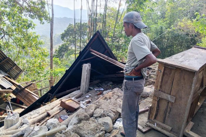 Theo Cơ quan Khảo sát Địa chất Mỹ (USGS), trận động đất xảy ra tại khu vực Flores của Indonesia vào lúc 5h58 sáng (giờ địa phương), với độ sâu 10 km. Tâm chấn nằm cách thành phố Ende, thuộc tỉnh Đông Nusa Tenggara, khoảng 68 km về phía tây bắc.