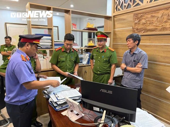 Cơ quan chức năng thực hiện việc khám xét phòng làm việc của ông Hà Xuân Hậu tại Ban Quản lý dự án Đầu tư xây dựng và Phát triển đô thị TP Huế. (Ảnh: Mạnh Hùng)