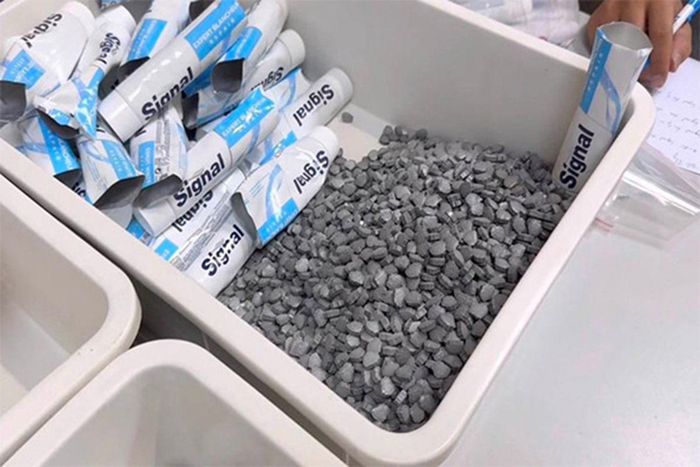 Kiểm đếm lô hàng chất ma túy được giấu trong những tuýp kem đánh răng bị thu giữ từ hành lý của 4 tiếp viên hàng không. (Ảnh: Hải quan TP.HCM)
