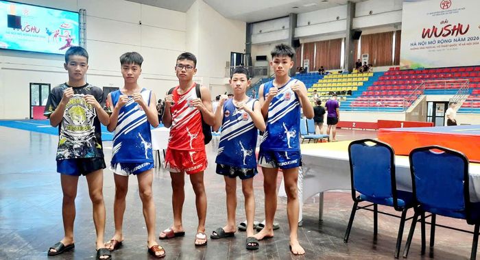VĐV Nguyễn Việt Tiến (ngoài cùng bên phải) và các VĐV trẻ nhận được nhiều trải nghiệm khi dự giải. Ảnh: Thùy An