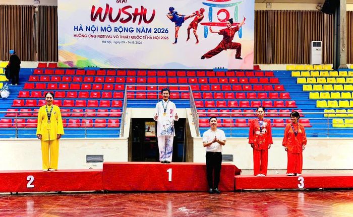 Bà Phạm Thị Miền (thứ hai từ phải sang) của đoàn Sơn La nhận giải. Ảnh: Wushu Sơn La