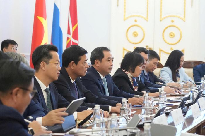 Ủy viên Bộ Chính trị, Bí thư Thành ủy Hà Nội Trần Đức Thắng tại cuộc làm việc với Thống đốc Saint Petersburg Aleksander Beglov. Ảnh: PV