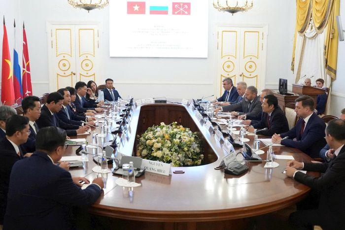 Ủy viên Bộ Chính trị, Bí thư Thành ủy Hà Nội Trần Đức Thắng và Đoàn công tác làm việc với lãnh đạo thành phố Saint Petersburg. Ảnh: PV