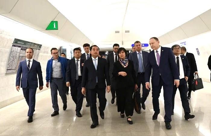 Ủy viên Bộ Chính trị, Bí thư Thành ủy Hà Nội Trần Đức Thắng và Đoàn công tác tham quan metro ngầm của thành phố Saint Petersburg. Ảnh: PV