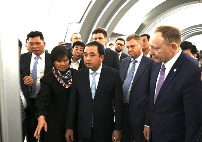 Ủy viên Bộ Chính trị, Bí thư Thành ủy Hà Nội Trần Đức Thắng và Đoàn công tác tham quan metro ngầm của thành phố Saint Petersburg. Ảnh: PV