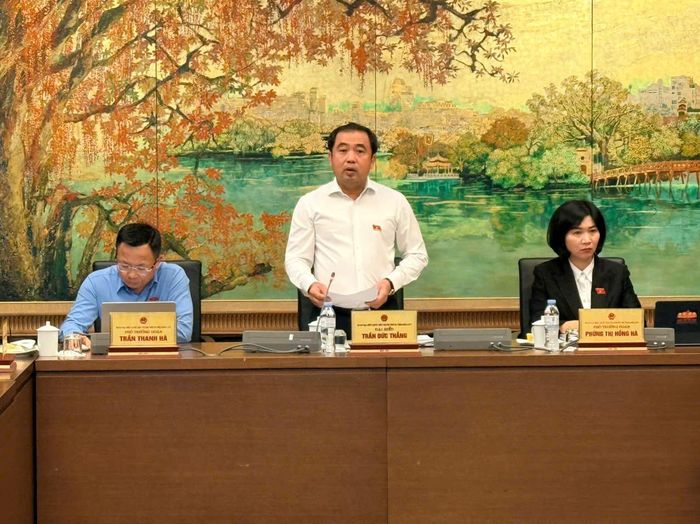 Ủy viên Bộ Chính trị, Bí thư Thành ủy, Trưởng Đoàn đại biểu Quốc hội thành phố Hà Nội Trần Đức Thắng điều hành phiên thảo luận tại tổ. Ảnh: media.quochoi.vn