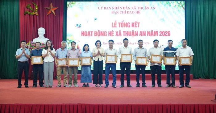 Lãnh đạo xã Thuận An trao Giấy khen đến các tập thể có thành tích trong hoạt động hè. Ảnh: Vân Thư