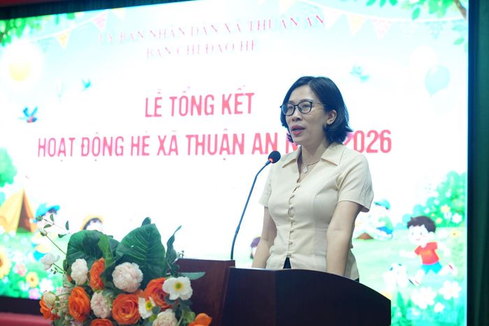 Phó Chủ tịch UBND xã, Trưởng Ban Chỉ đạo hè xã Thuận An Nguyễn Thanh Hương phát biểu tại hội nghị tổng kết. Ảnh: Vân Thư