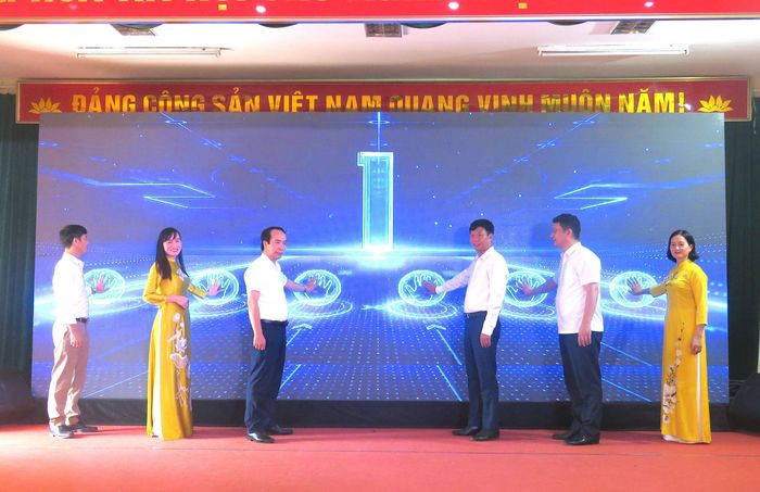 Các đại biểu thực hiện nghi thức ra mắt mô hình “Nhà văn hóa cộng đồng đa năng gắn với chuyển đổi số. Ảnh: PV