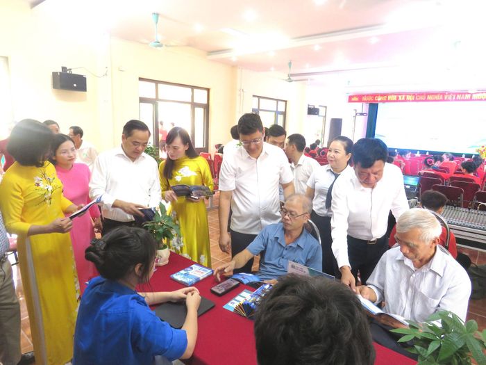 Đại biểu cùng người dân tham quan mô hình. Ảnh: PV