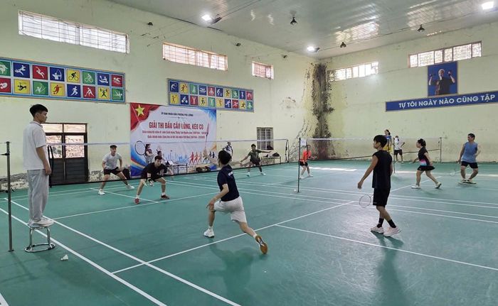 Các VĐV môn cầu lông sôi nổi tranh tài. Ảnh: Hữu Tiệp