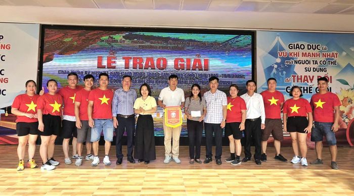 Lãnh đạo phường Phú Lương trao giải cho các đội thi môn kéo co. Ảnh: Hữu Tiệp