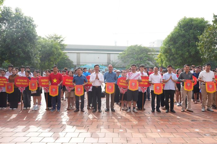 Lành đạo phường Phú Lương trao cờ lưu niệm cho đại diện các đội tham gia thi đấu. Ảnh: Hữu Tiệp