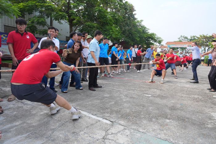 Các đội thi môn kéo co với những màn đọ sức quyết liệt. Ảnh: Hữu Tiệp