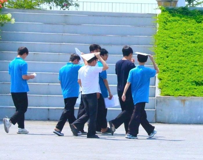 Thí sinh thi lại tại điểm thi THPT chuyên Tuyên Quang. Ảnh: TH