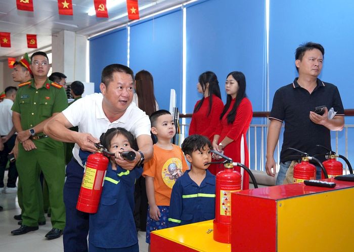 Các em nhỏ tham gia trải nghiệm tại Trung tâm. Ảnh: PV