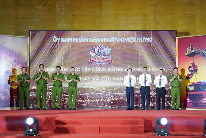 Lãnh đạo Bộ Công an, Công an thành phố Hà Nội và phường Việt Hưng thực hiện nghi thức ra mắt Trung tâm học tập cộng đồng về PCCC và CNCH phường Việt Hưng. Ảnh: PV