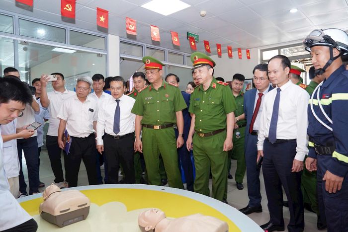 Đại biểu tham quan các mô hình tại Trung tâm. Ảnh: PV