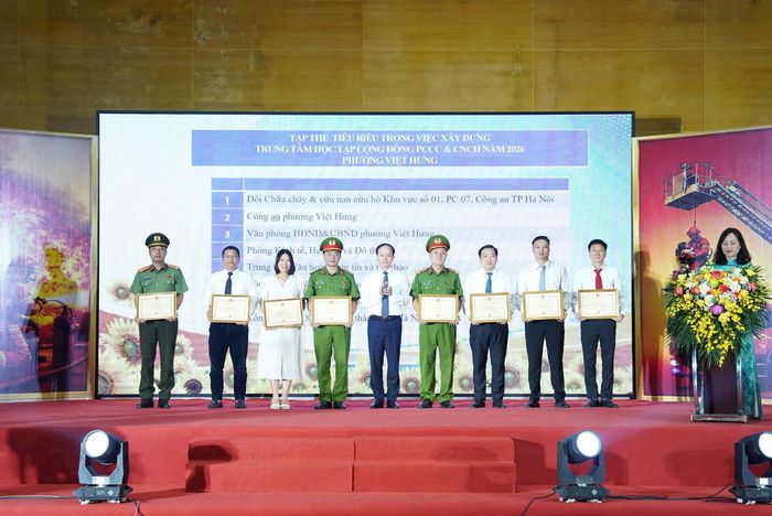 Lãnh đạo phường Việt Hưng trao khen thưởng tới các tập thể. Ảnh: PV