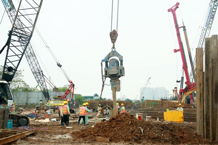 Sở Xây dựng điều chỉnh giao thông nhiều tuyến đường phục vụ thi công cầu Trần Hưng Đạo. Ảnh: Phạm Hùng.