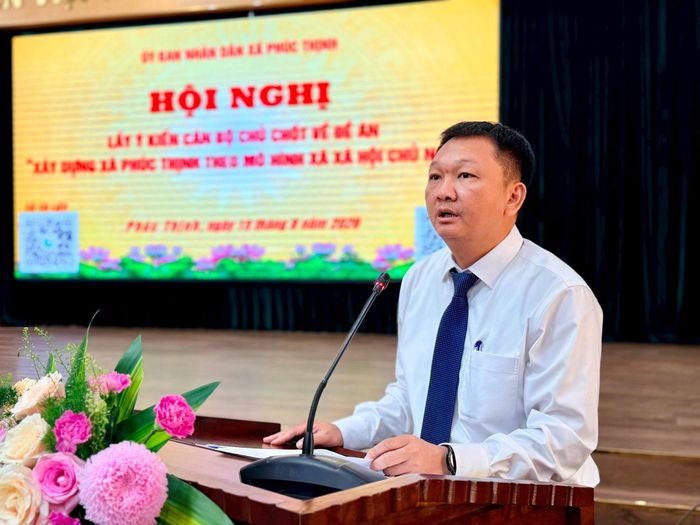 Phó Chủ tịch UBND xã Nguyễn Văn Minh trình bày dự thảo Đề án. Ảnh: Thanh Hà