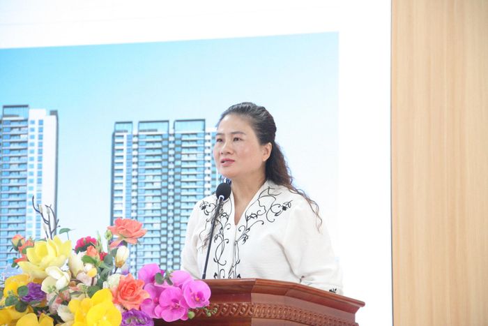 Chủ tịch UBND phường Tương Mai Đào Thị Thu Hằng phát biểu tại hội nghị. Ảnh: Hà Thanh