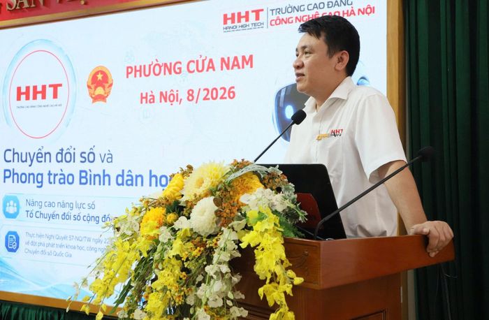 Tiến sĩ Kiều Thành Chung (Trường Cao đẳng Công nghệ cao Hà Nội) hướng dẫn hội viên phụ nữ phường Cửa Nam ứng dụng công nghệ thông tin vào công việc hằng ngày. Ảnh: PV
