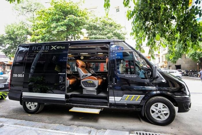 Xe ô tô chở hành khách chở khách lưu thông trên đường phố Hà Nội. Ảnh minh họa.