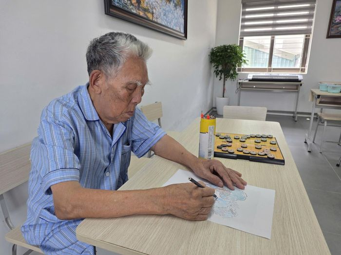 Người cao tuổi cần được chăm sóc sức khỏe toàn diện, duy trì vận động, giao tiếp và khả năng tự chủ để sống khỏe, sống có ích. Ảnh: Mai Khôi