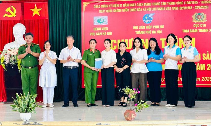Hội Liên hiệp phụ nữ thành phố Hà Nội tặng quà Trại giam Thanh Xuân. Ảnh: Bảo Lâm