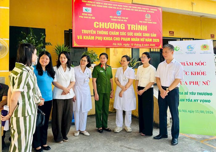 Thăm hỏi, trò chuyện cùng các nữ phạm nhân. Ảnh: Bảo Lâm