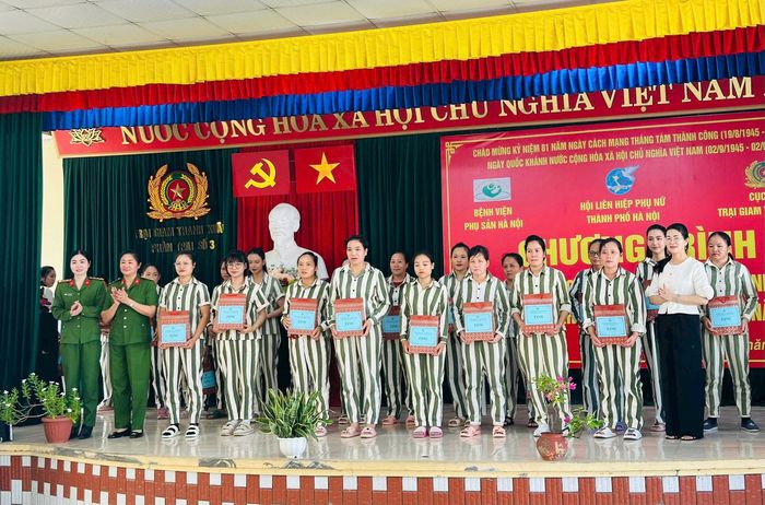Trao tặng quà các nữ phạm nhân có nhiều tiến bộ trong cải tạo. Ảnh: Bảo Lâm