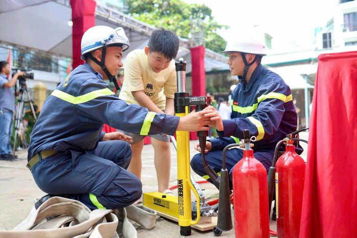 Cảm nhận thực tế những trang thiết bị hiện đại. Ảnh: Đức Tuấn