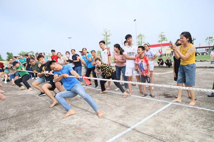 Các đội thi kéo co trong khuôn khổ Ngày hội. Ảnh: Hồng Đạt