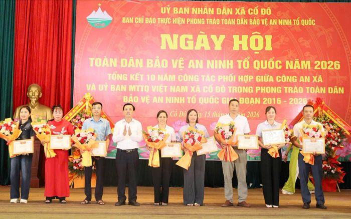 Các tập thể, cá nhân xuất sắc được khen thưởng. Ảnh: Hồng Đạt