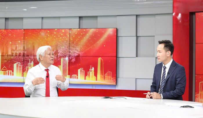 TS Nguyễn Viết Chức, Phó Chủ nhiệm Hội đồng Tư vấn về Văn hóa - Xã hội thuộc Ủy ban Trung ương Mặt trận Tổ quốc Việt Nam chia sẻ tại trường quay. Ảnh: Thanh Hải