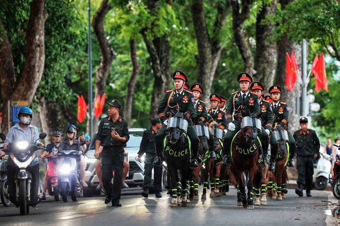 Lực lượng kỵ binh đã xuất hiện tại khu vực hồ Hoàn Kiếm thu hút sự quan tâm của nhân dân. Ảnh: Trung Kiên