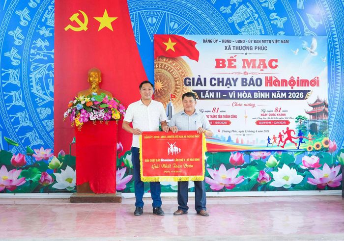 Lãnh đạo xã Thượng Phúc trao thưởng, tặng cờ cho các tập thể, cá nhân có thành tích xuất sắc. Ảnh: Diệu Hương