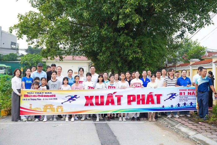 Lãnh đạo xã Thượng Phúc cùng các vận động viên trước khi bắt đầu giải chạy. Ảnh: Diệu Hương