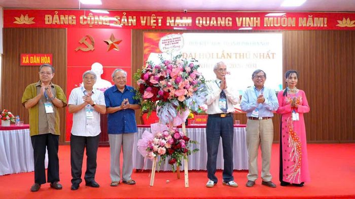 Lãnh đạo Trung ương Hội Kiều học Việt Nam tặng hoa chúc mừng Đại hội. Ảnh: DH.