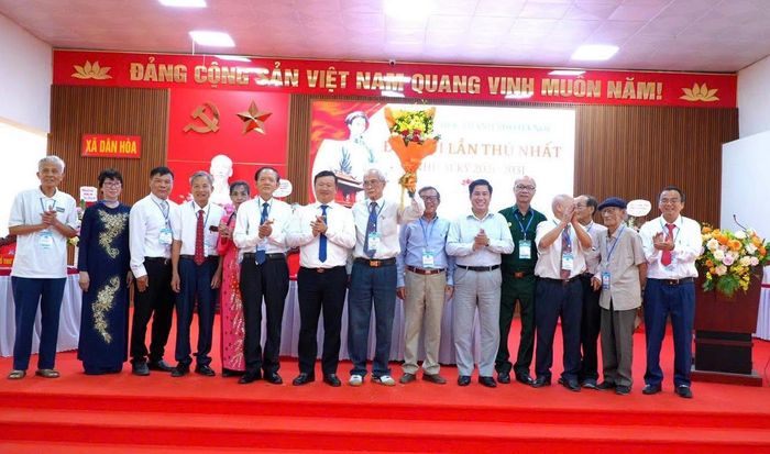 Ban Chấp hành Hội Kiều học thành phố Hà Nội khóa I ra mắt tại Đại hội. Ảnh: DH.