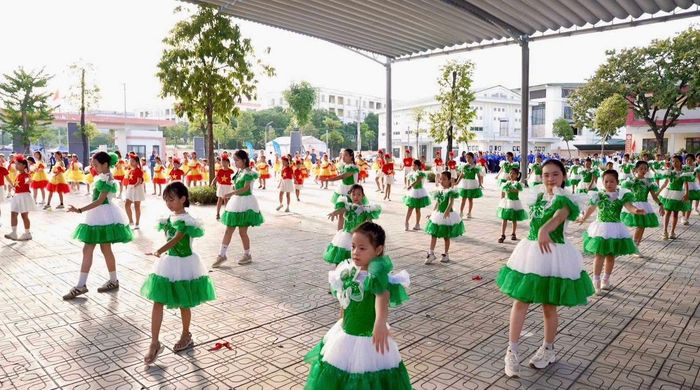 Thanh thiếu nhi các thôn, khu dân cư tham gia các màn đồng diễn tập thể. Ảnh: PV