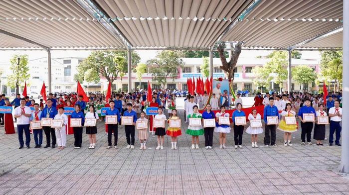 Khen thưởng các cá nhân có thành tích trong các hoạt động hè. Ảnh: PV