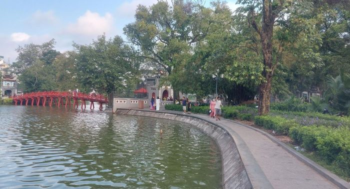 Cuối tuần, Hà Nội dịu mát về đêm và sáng sớm. Ảnh: Bảo Châu