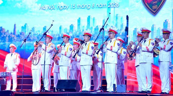 Dàn quân nhạc mở màn chương trình. Ảnh: Viết Thành