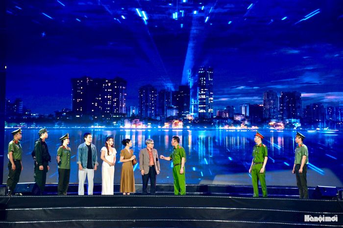 Các nghệ sĩ và cán bộ, chiến sĩ Công an Thủ đô tham gia biểu diễn tại chương trình. Ảnh: Viết Thành