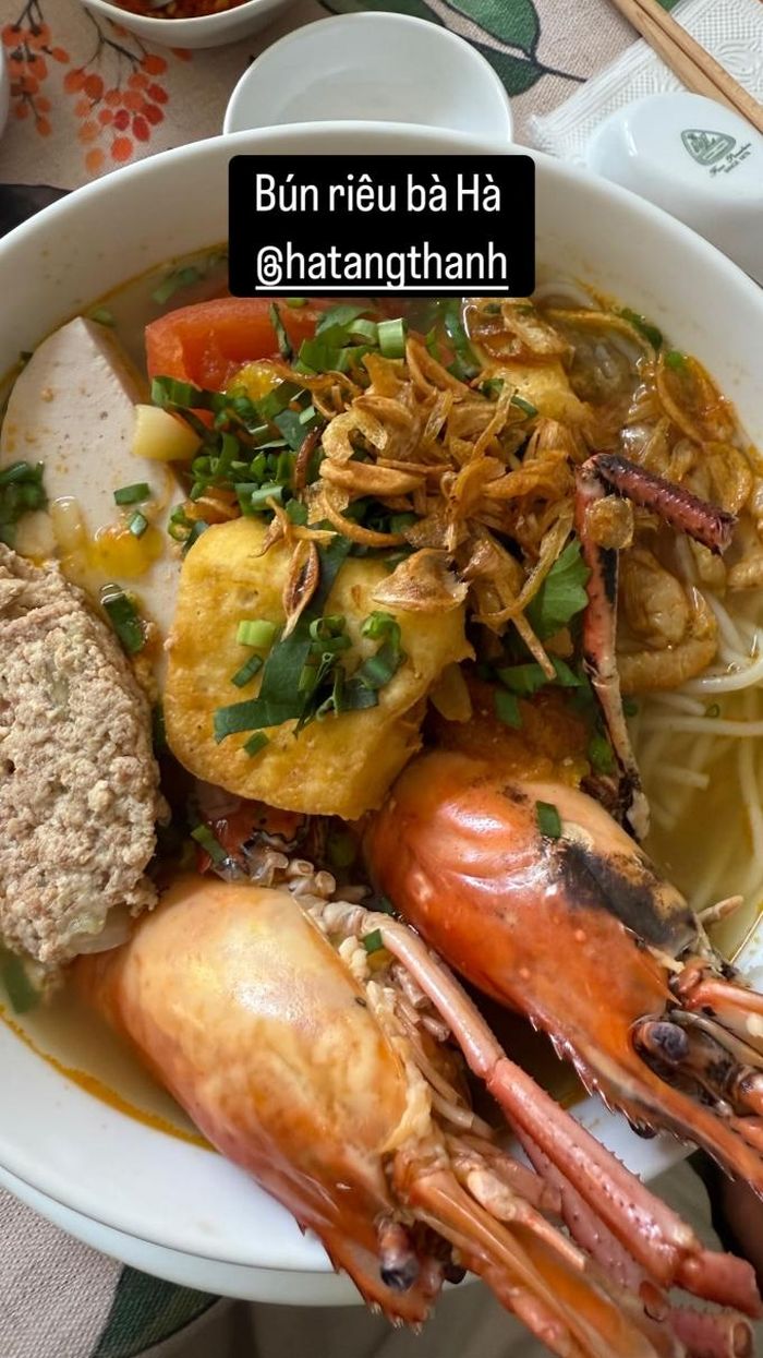 Với món bún tôm cua, Hà Tăng luôn chứng tỏ tài nấu bếp khéo léo khi chế biến riêu cua thành từng tảng đẹp mắt, không bị vỡ vụn. Cua mua về tự xay cho chất lượng, thêm chút muối vào để cua thấm vị, dễ nổi lên. Khi lọc cua, chuẩn bị một cái rây và nồi lớn, cho nước vào tô cua xay nhuyễn, dùng tay trộn đều rồi đổ qua rây, làm liên tục vài lần. Khi đun nước lọc cua, để lửa vừa, khuấy nhẹ tay để riêu nổi lên là được. Phần riêu đóng tảng được vớt ra, chia vào từng bát. Nước dùng bún được ninh từ xương lợn cần trong ít nhất một giờ, thêm gia vị như muối, tiêu, hành tím. Ngoài ra, Hà Tăng luộc thêm tôm càng xanh cho ngọt nước và để topping thêm đặc biệt. Bát bún riêu nhà Hà Tăng luôn có đậu hũ chiên, hành phi và chả lụa. Nước dùng chua thanh vị cà chua, ngọt vị tôm và nước xương, hành phi thơm bùi, riêu cua đóng tảng beo béo, ăn kèm sợi bún nhỏ, thanh mảnh.