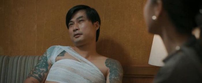 Cương bị thương sau cuộc trốn chạy khỏi băng Hòa Công. Ảnh VTV
